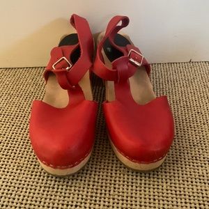 Lotta Red T-bar high clogs